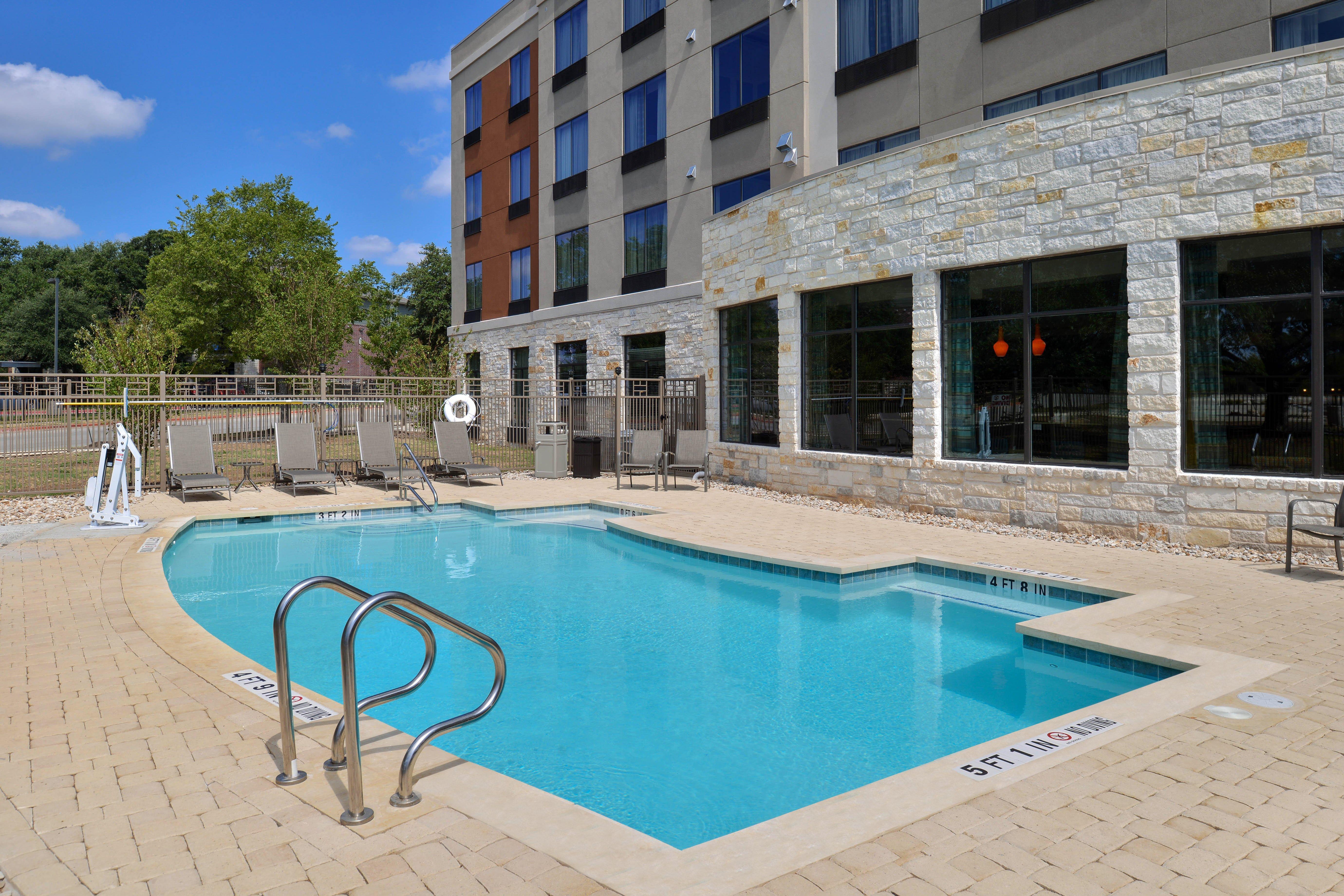 Holiday Inn Express & Suites Austin South, An Ihg Hotel Exterior photo