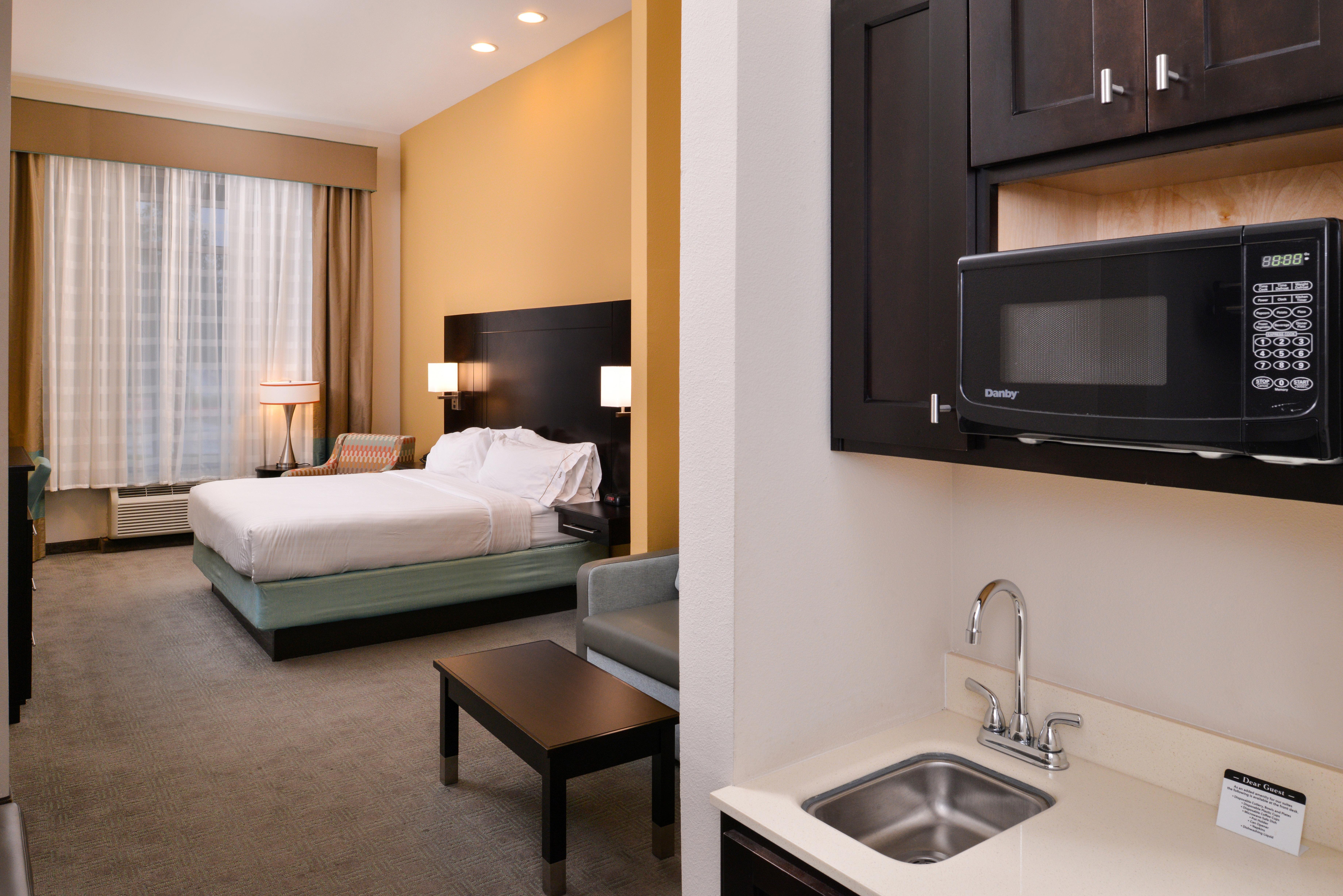 Holiday Inn Express & Suites Austin South By Ihg Exterior photo
